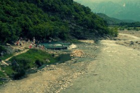 8 thermal springs are located along the river, attracting hundreds of tourists each year. The construction of the third hydropower plant caused the springs to temporarily run dry in the beginning of October 2014.